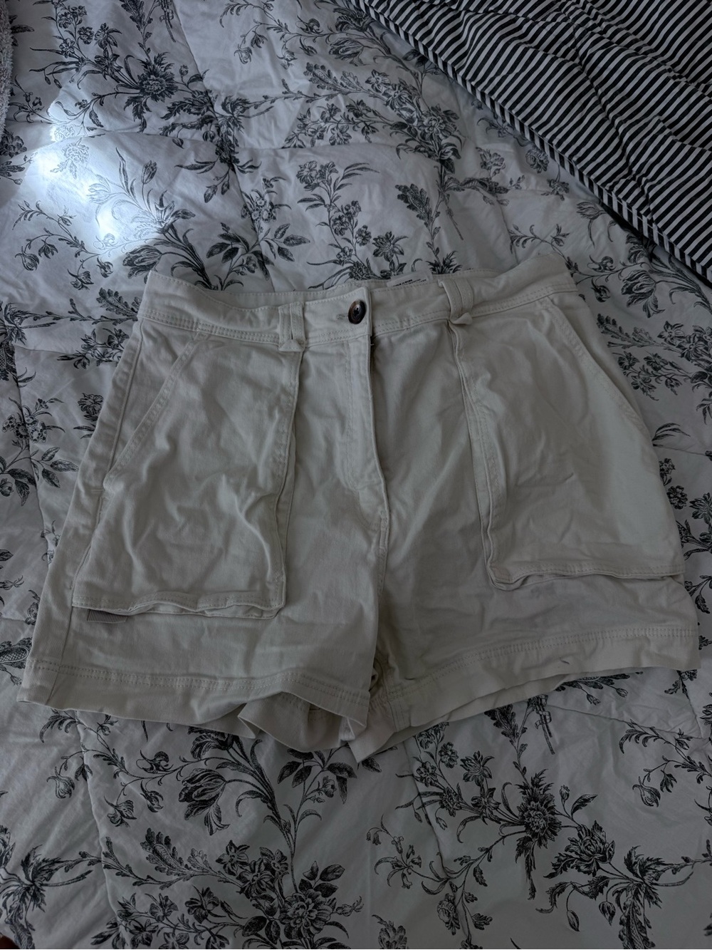 H&M Light Cream Cargo Pocket Shorts